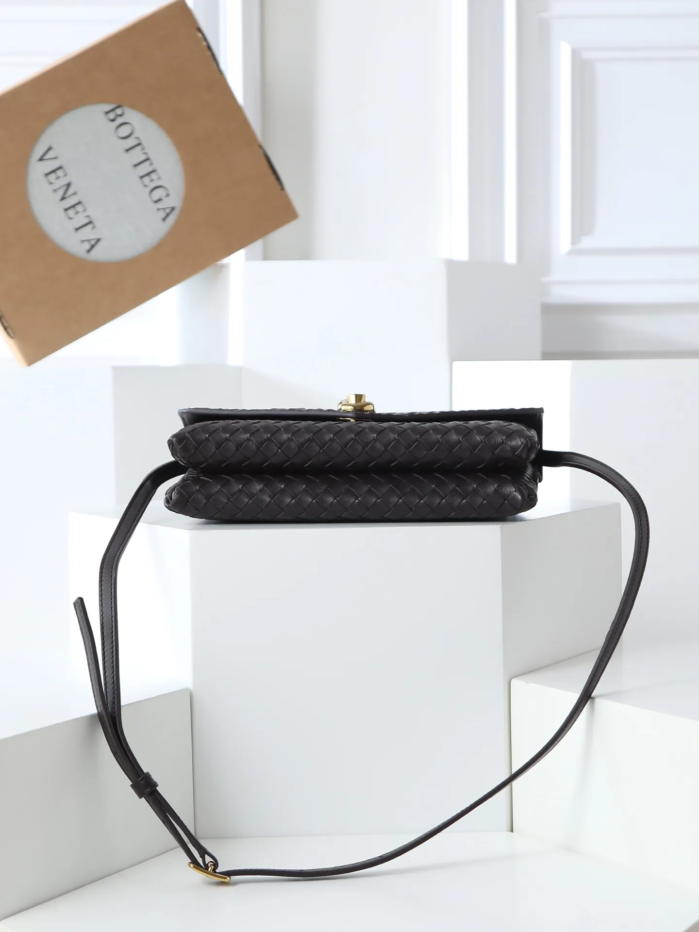 980. BV's new early spring bag Knot Lock series is now on the market! The entire bag shape is presented with 10mm Intrecciato weaving technology, and is equipped with Knot x3 rotating buttons! There are compartments and multiple card slots inside! It is a versatile commuter bag that can be used in various occasions. It has multiple carrying methods, and the shoulder strap is also detachable, hand-held, shoulder-carrying, and cross-body. Retro and fashionable, the exquisite old money style is easy to handle! Size: 25*16*5.5cm Style number: 817191